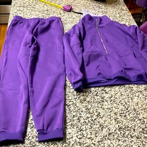 Women's Jogging  suit top and pants says large not a large It's  like a small